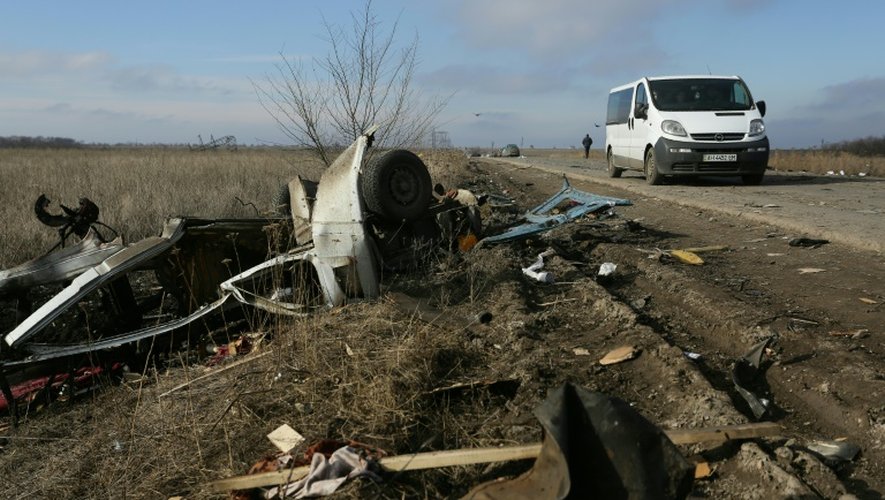 Un minibus a explosé après avoir roulé sur une mine près d'un poste de contrôle à la ligne de démarcation entre les territoires contrôlés par les Ukrainiens et par les séparatistes pro-russes, près de Marinka, le 10 février 2016, faisant trois morts