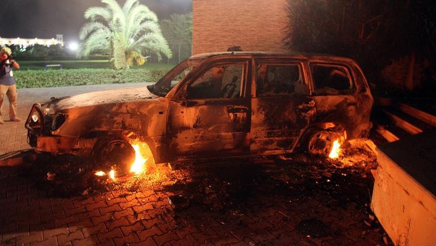Un véhicule en feu dans l'enceinte du consulat américain de Benghazi, visé par un attentat, le 11 septembre 2012