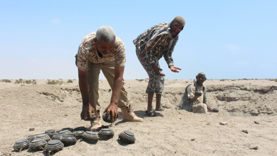 Des forces armés yéménites inspectent un lot de mines confisquées aux rebelles chiites huthis, avant de les neutraliser, dans le désert d'al-Alam, à l'est d'Aden, le 10 mars 2016