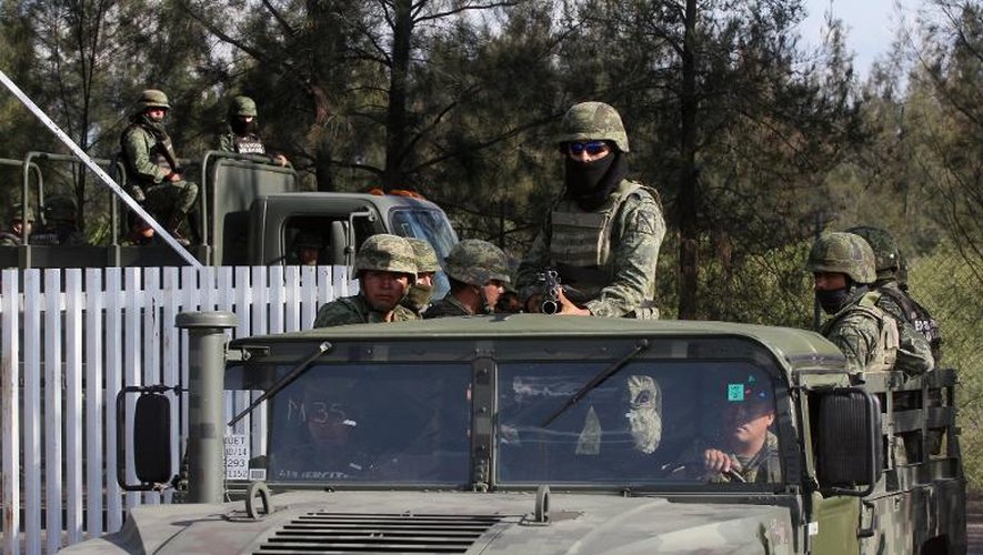 Des militaires montent la garde à l'entrée du ranch sur l'autoroute Jalisco-Michoacan à Vista Hermosa, dans l'état de Michoacan le 22 mai 2015