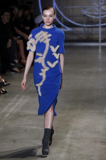 Un mannequin présente une robe Castelbajac pour la collection automne-hiver 2014/15, à Paris, le 4 mars 2014