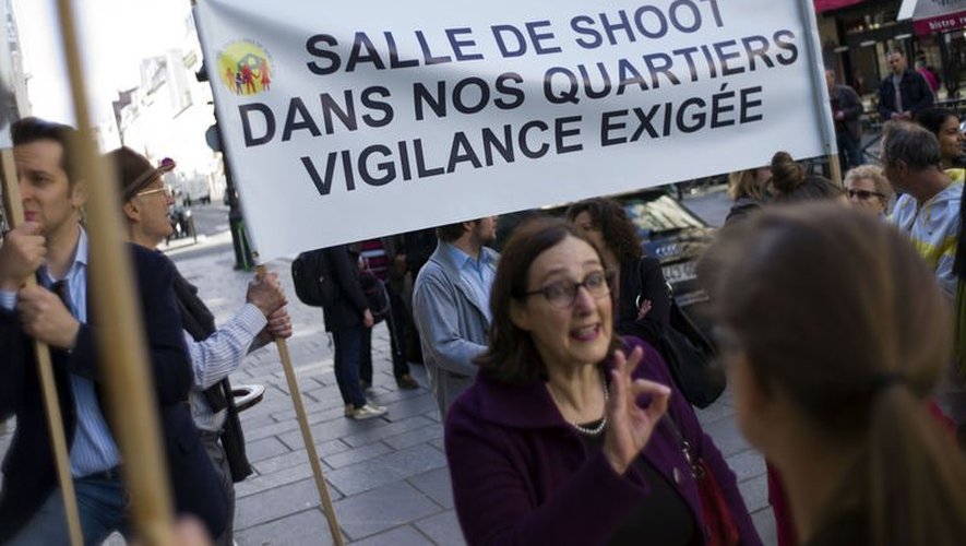 Manifestation de quelques dizaines de personnes à Paris contre l'ouverture d'une salle de shoot, le 1er juin 2013