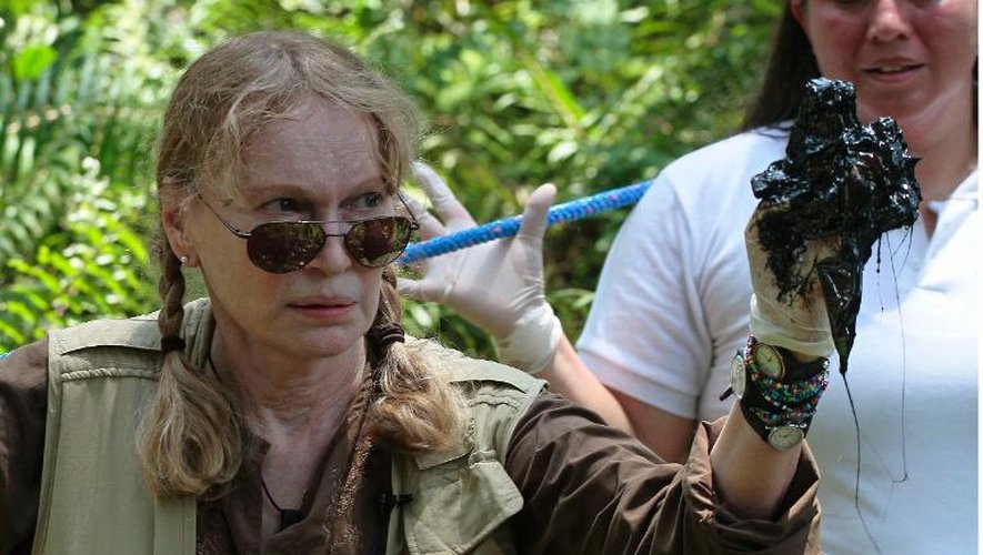 L'actrice américaine Mia Farrow visite une région de l'Amazonie touchée par une pollution au pétrole, à Lago Agrio, en Equateur, le 28 janvier 2014