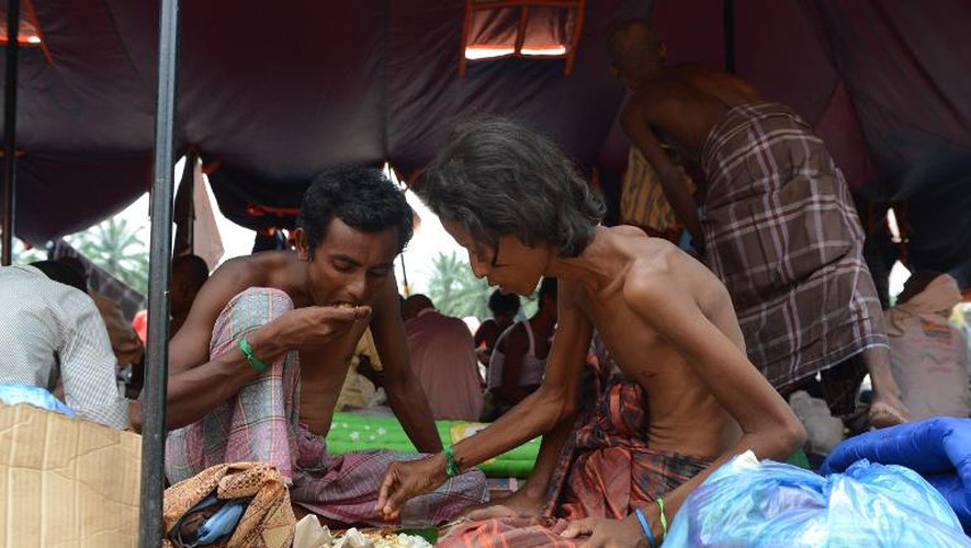 Des membres de la communauté musulmane des Rohingyas le 22 mai 2015 sous une tente du camp de réfugiés qui les a accueilli dans la province indonésienne d'Aceh