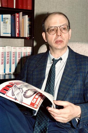 Patrick Buisson le 6 mars 1987 à Puteaux avec un exemplaire du journal Minute