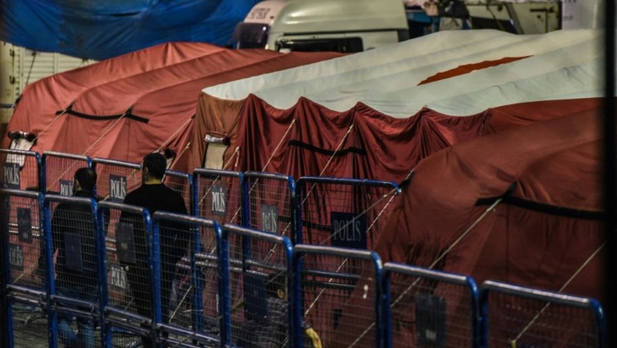 Des tentes préparées pour les migrants le 3 avril 2016 dans le port d'Izmir