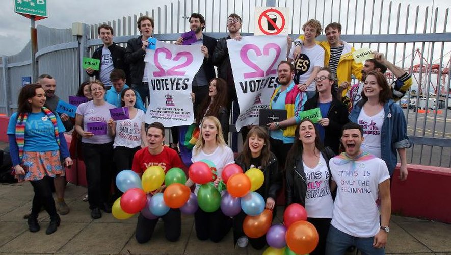 Des Irlandais résidant au Royaume-Uni et partisans du "Oui" arrivent au port de Dublin le 22 mai 2015 pour participer au référendum sur le mariage gay