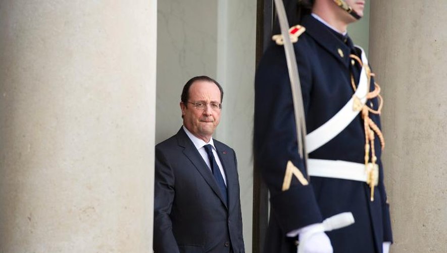 François Hollande sur le perron de l'Elysée le 26 février 2014 à Paris