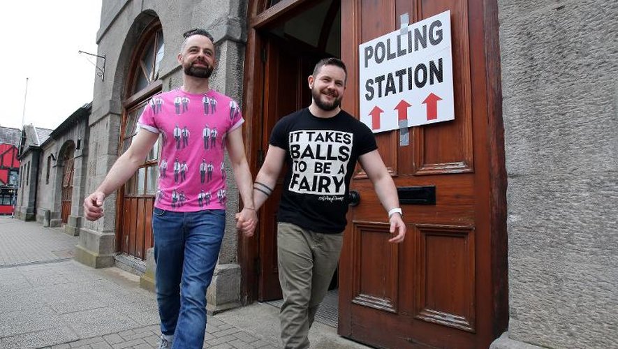Un couple homosexuel sort d'un bureau de vote le 22 mai 2015 à Drogheda, au nord de Dublin