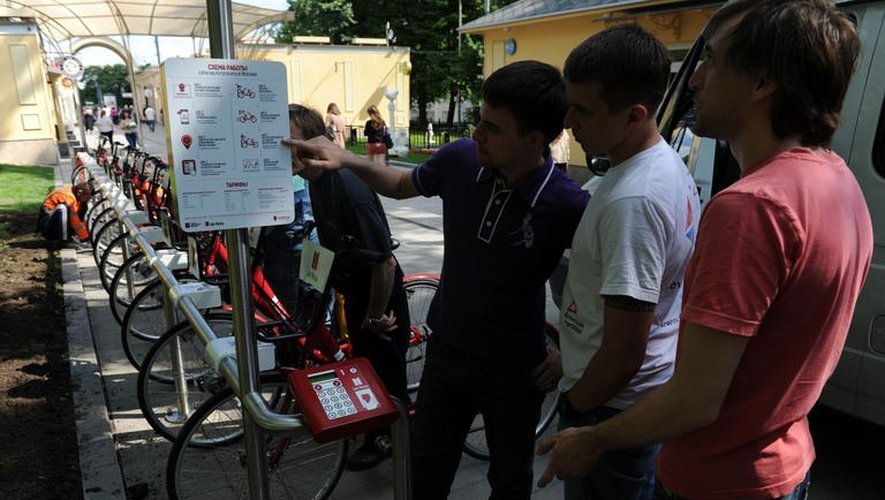 Des Moscovites observent les nouveaux vélos en libre-service à Moscou le 30 mai 2013