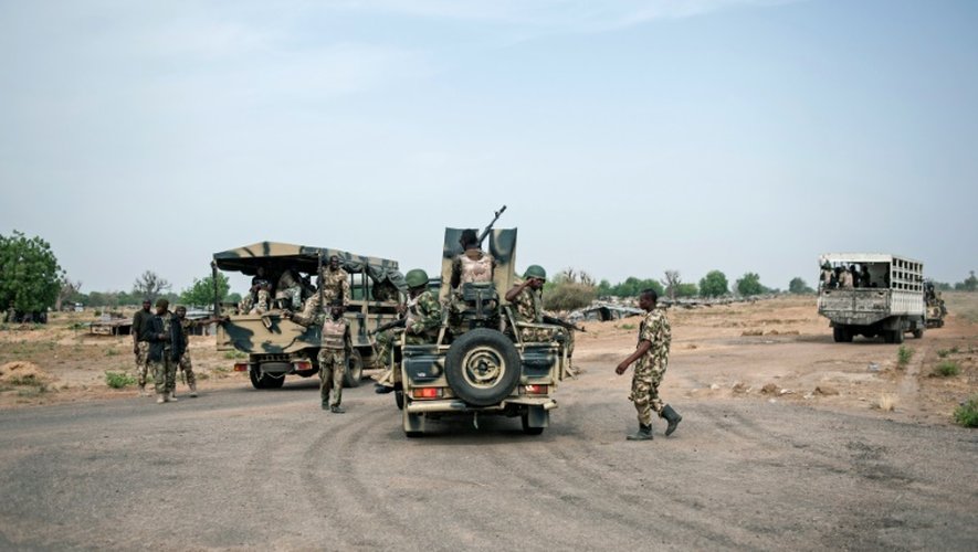 Des soldats de l'armée nigériane, à Damboa, dans l'état du Borno, dans le nord-est du Nigeria, le 25 mars 2016