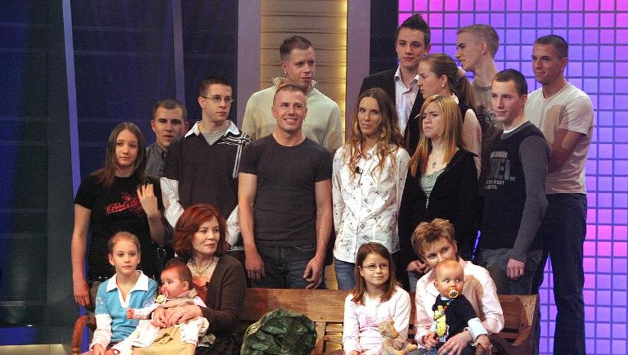 Photo prise le 11 décembre 2005 montrant Annegret Raunigk (2e au premier rang) avec son bébé d'alors, lelia, et ses autres enfants et petits-enfants à Cologne sur la plateau de la chaîne de télévision RTL