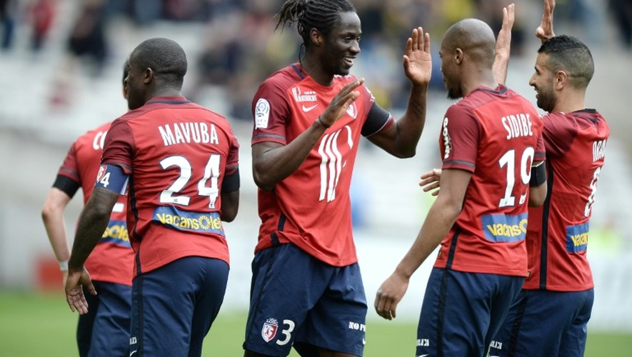 L'attaquant de Lille Eder (c) félicité par ses coéquipiers après un but, le 3 avril 2016 à Nantes