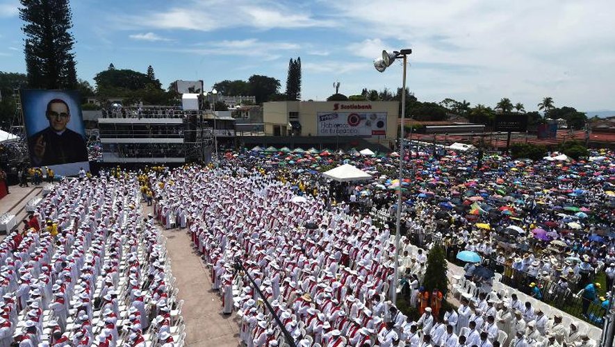 Des catholiques assistent à la messe de béatification de l'archevêque salvadorien Oscar Romero à San Salvador le 23 mai 2015