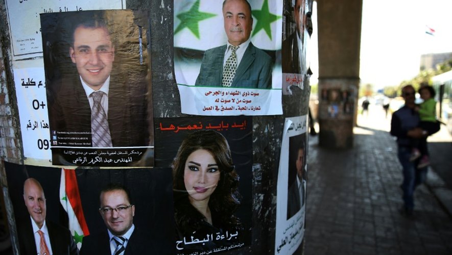 Des affiches de campagne des candidats aux législatives syriennes, dans les rues de Damas, le 2 avril 2016