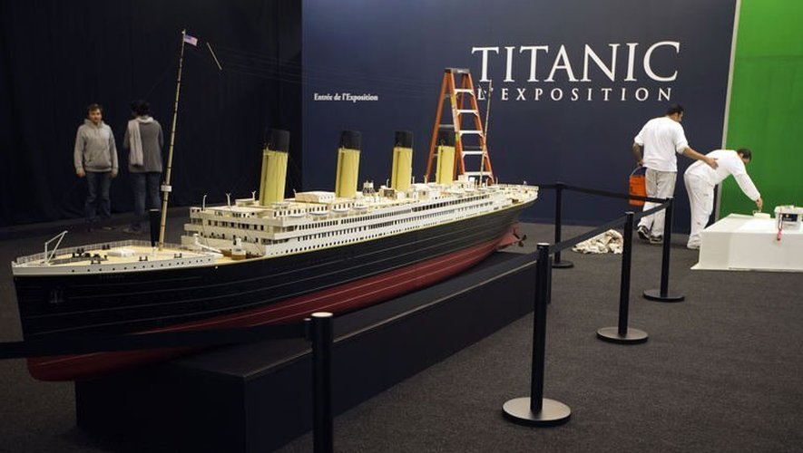 Dernières retouches de peinture avant l'ouverture de l'exposition Titanic, à Paris le 31 mai 2013