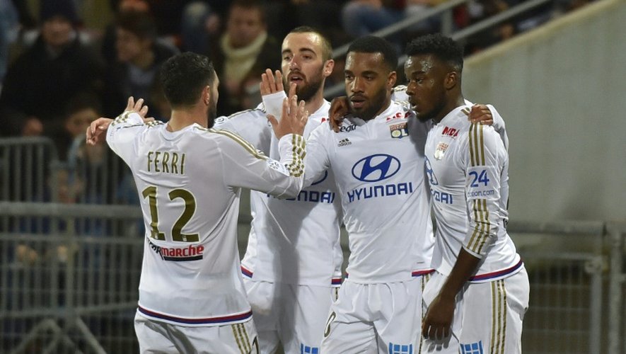 Le joie des Lyonnais après l'un des deux buts d'Alexandre Lacazette, à Lorient le 3 avril 2016 au Moustoir