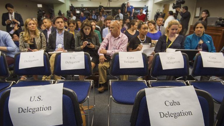 Sièges réservés aux délégations cubaine et américaine avant une conférence de presse sur le déroulement des négociations pour le rétablissement des relations diplomatiques, le 22 mai 2015 au Club de la presse étrangère à Washington