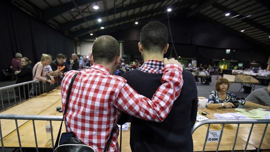 Un couple observe le dépouillement de votes du référendum irlandais sur le mariage gay, le 23 mai 2015 à Dublin