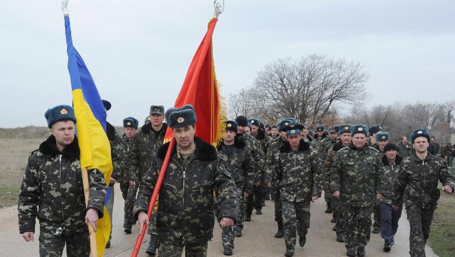 Des militaires ukrainiens le 4 mars 2014 sur leur base de Belbek en Crimée