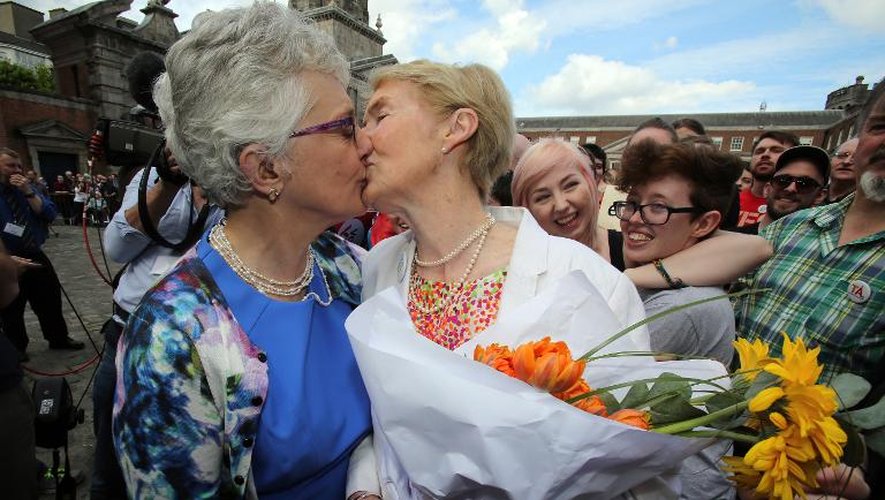 La sénatrice irlandaise Katherine Zappone (G) embrasse sa compagne le jour d'un référendum sur le mariage gay dans le pays, le 23 mai 2015 à Dublin