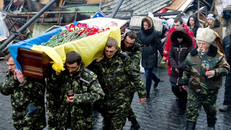 Des membres de l'unité  d'auto-défense Maidanportent le cercueil de l'un des leurs, le 4 mars 2014 dans le centre de Kiev