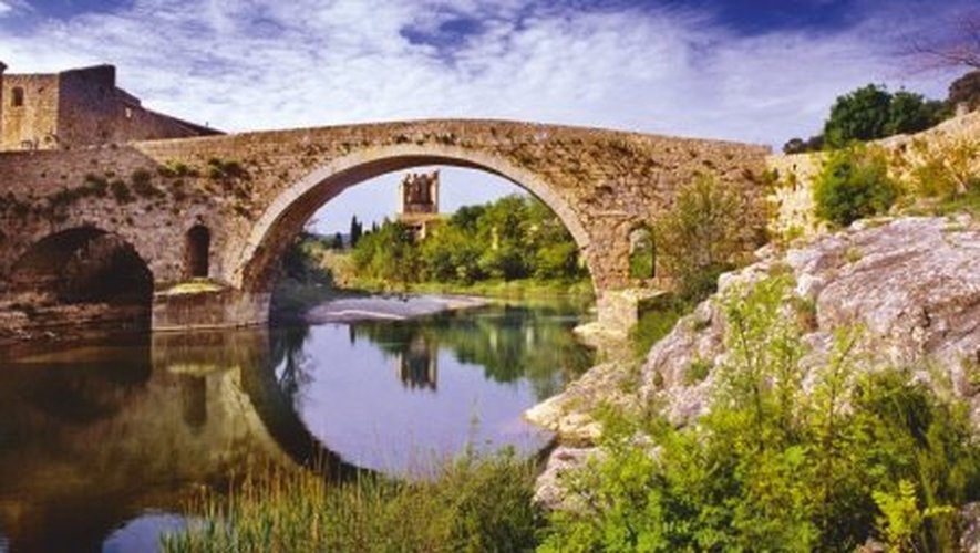 Le pont vieux de Lagrasse relie les deux rives de l’Orbieu.