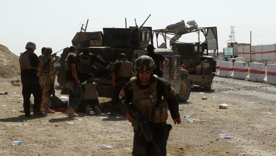 Des forces de sécurité irakiennes sur le site d'une attaque visant des soldats, à Haditha le 7 septembre 2014