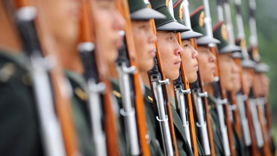 Des soldats chinois au cours d'un entraînement à Pékin, le 21 juillet 2011