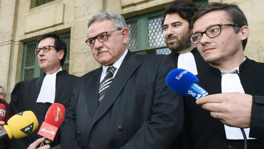 L'ancien maire de la Faute-sur-Mer, René Marratier (C) entouré de ses avocats, devant la cour d'appel de Poitiers, le 4 avril 2016