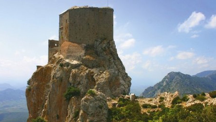 En surplomb du joli village de Cucugnan, Quéribus est la forteresse jumelle de Peyrepertuse.