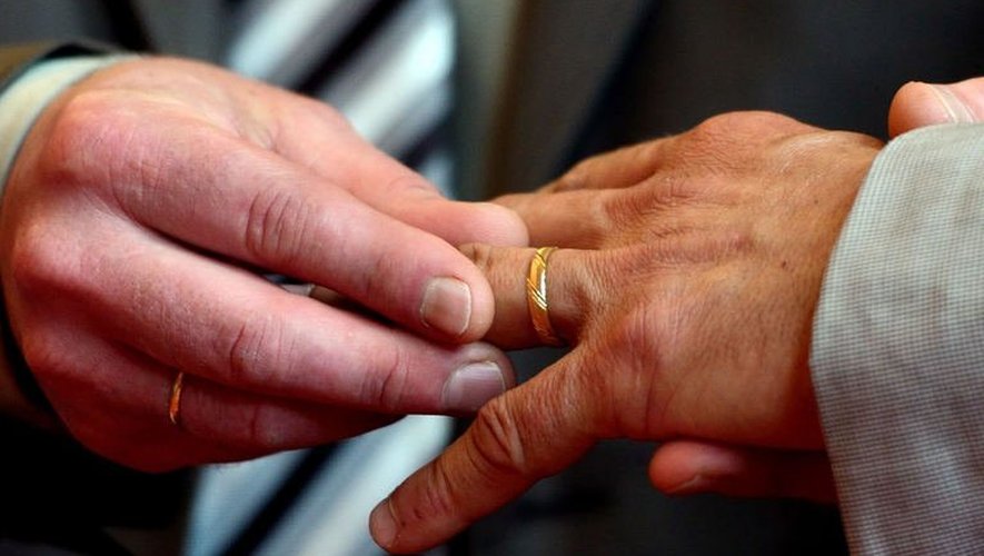 Les deux époux échangent un anneau, à Boulogne-sur-Mer, le 1er juin 2013