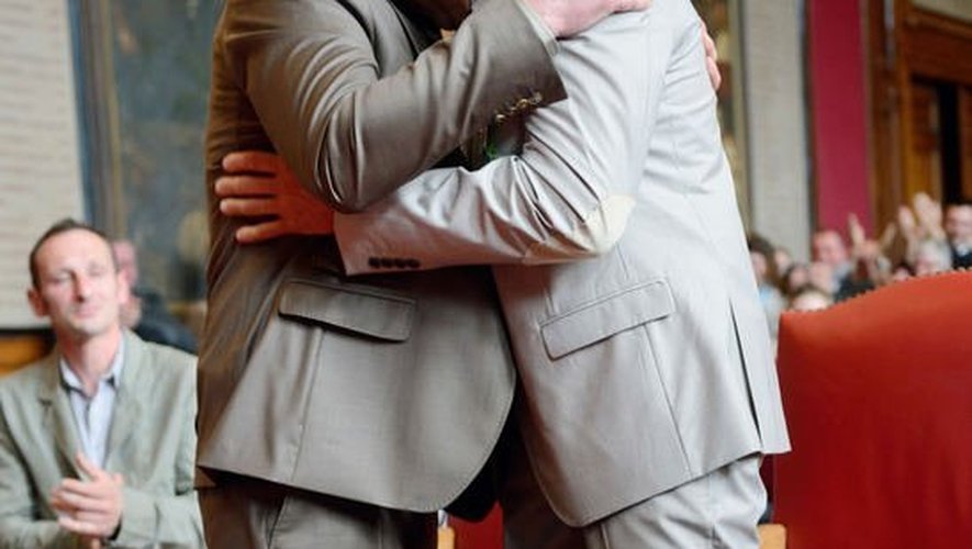 Les deux époux s'embrassent, à Boulogne-sur-Mer, le 1er juin 2013
