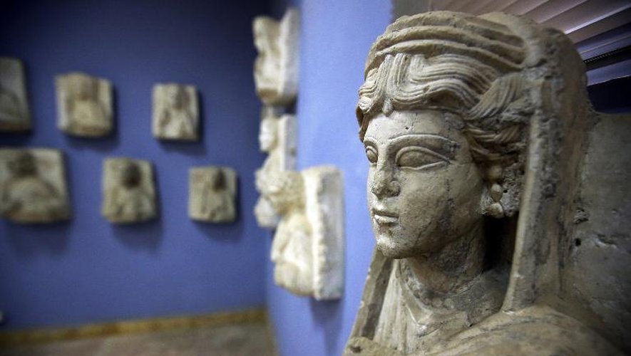 Une des sculptures de la ville ancienne de Palmyre qui étaient exposées dans le musée de la ville syrienne, le 14 mars 2014