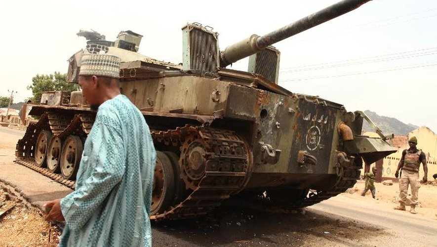 Un char en patrouille le 10 mai 2015 entre Michika et Marabara, deux localités  reprises en début d'année par l'armée nigériane aux islamistes de Boko Haram