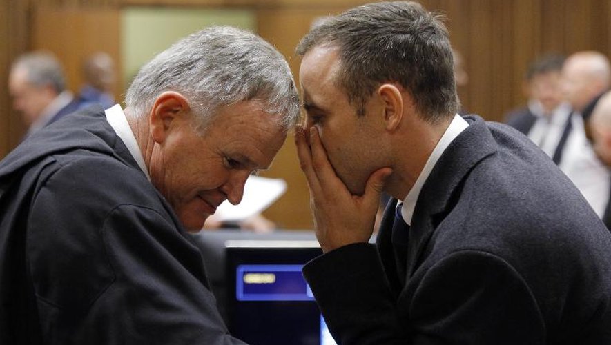 Oscar Pistorius et son avocat Barry Roux le 4 mars 2014 au tribunal à Pretoria