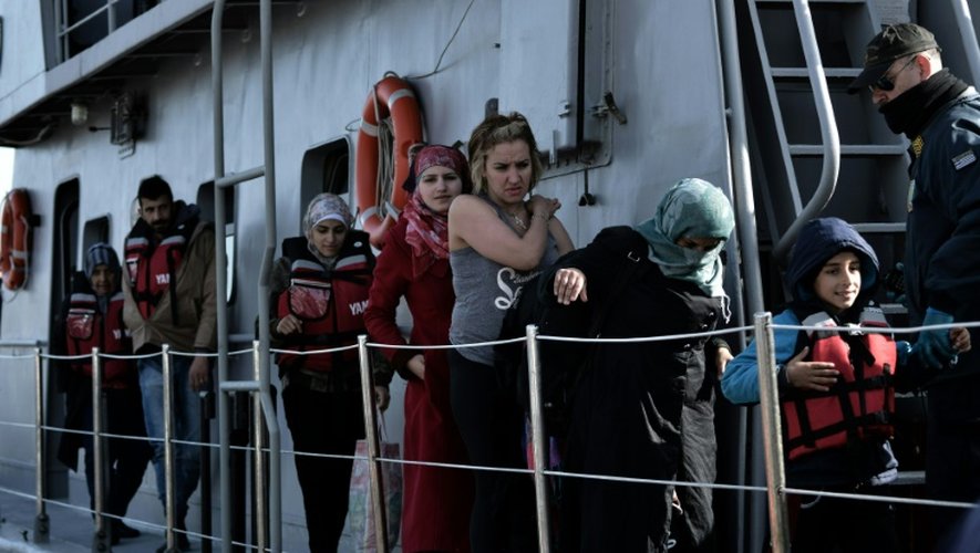 Des migrants recueillis en mer par les garde-côtes grecs, le 4 avril 2016, à Mytilène en Grèce