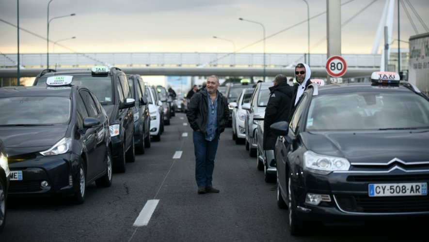 Des chauffeurs de taxis bloquent le périphérique de Toulouse le 4 avril 2016 pour dénoncer la concurrence des VTC (véhicules de transport avec chauffeur) et des plateformes numériques