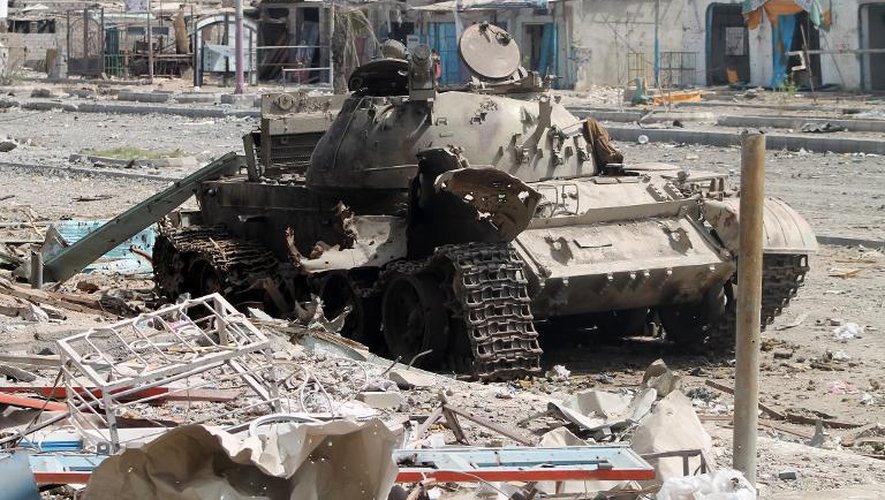 Un char détruit, le 22 mai 2015 à Dar Saad, dans la ville yéménite d'Aden  (sud)