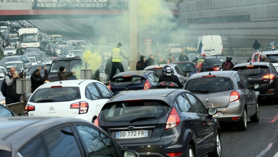 Des chauffeurs de taxis bloquent le périphérique de Toulouse le 4 avril 2016 pour dénoncer la concurrence des VTC (véhicules de transport avec chauffeur) et des plateformes numériques