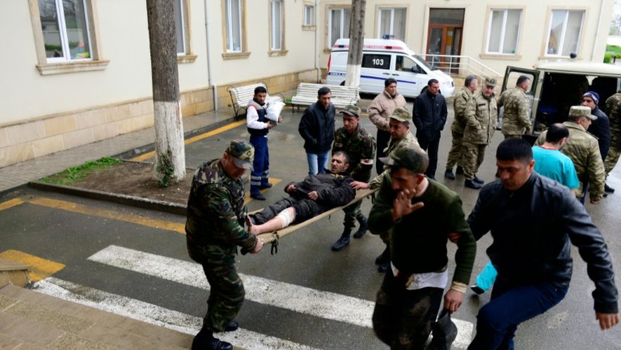 Des soldats azerbaïdjanais transportent un des leurs à l'hôpital dans la ville de Terter en Azerbaïdjan