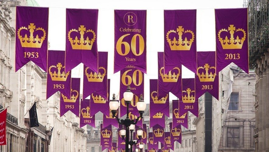 Des annonces du 60e anniversaire du couronnement d'Elizabeth II, le 31 mai 2013 dans les rues de Londres