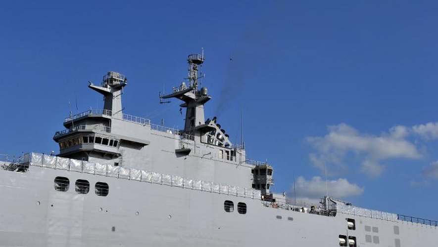 Le navire de guerre "Vladivostok", de type "Mistral", sur les chantiers navals STX France à Saint-Nazaire le 5 mars 2014