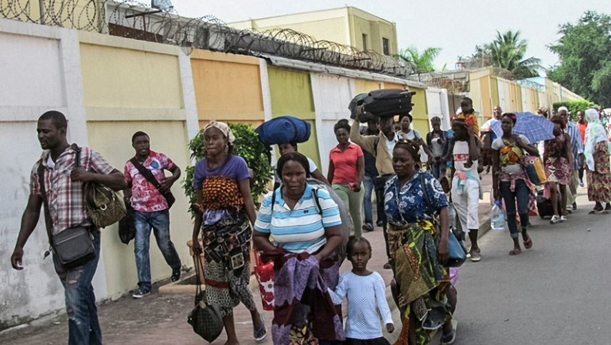 Des habitants des quartiers sud de Brazzaville fuient des combats entre les forces de l'ordre congolaises et des assaillants non identifiés, le 4 avril 2016