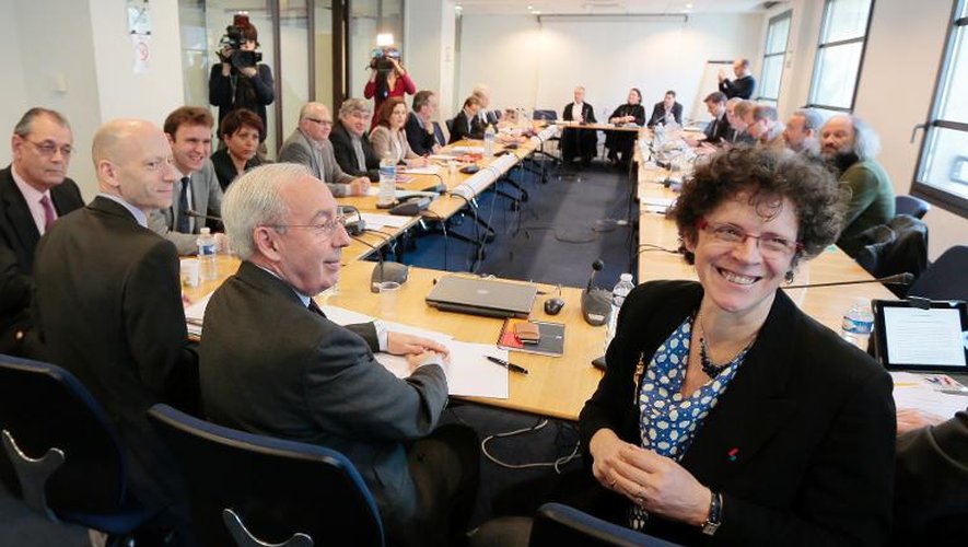 La vice-présidente de l'organisation patronale CGPME Geneviève Roy (d) et le vice-président du Medef Jean-François Pilliard à la table des négociations sur le Pacte de responsabilité, le 5 mars 2014 à Paris