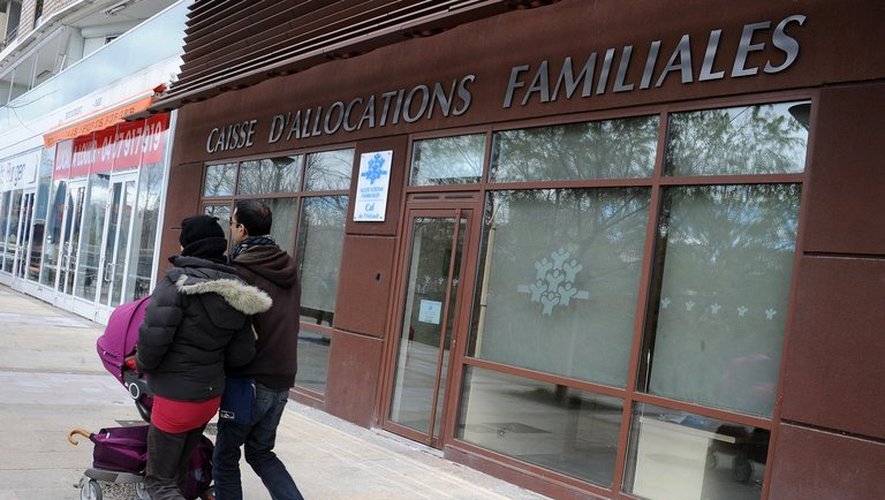 Une famille passe devant une caisse d'allocations familiales à Montpellier