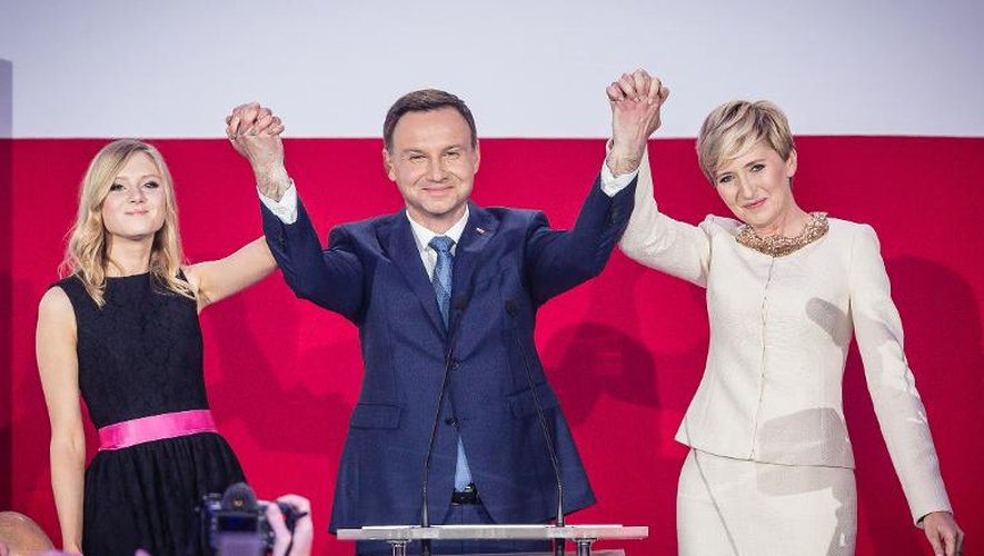 Andrzej Duda, entouré de sa femme Agata (droite) et de sa fille Kinga (gauche) après l'annonce des résultats le 24 mai 2015 à Varsovie