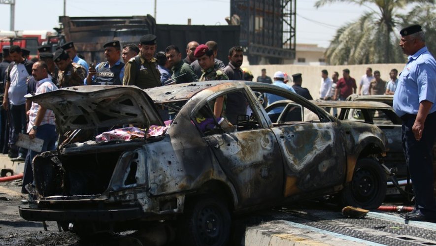 Une voiture calcinée après une attaque suicide, le 4 avril 2016 à Bassora en Irak