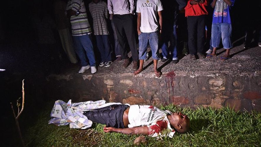 Le corps de l'opposant burundais Zedi Feruzi, assassiné par balle près de son domicile à Bujumbura le 23 mai 2015