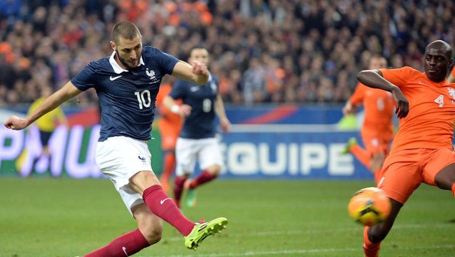 Karim Benzema (g) marque contre les Pays-Bas, le 5 mars 2014 au Stade de France en amical